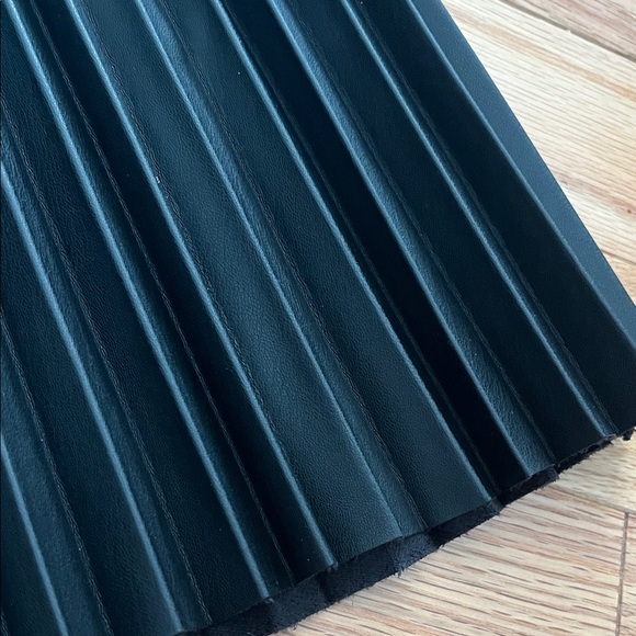 DKNY Pleated Black Faux Leather Skirt - Picture 2 of 11